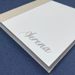 fotolibro personalizado metal grabado blanco