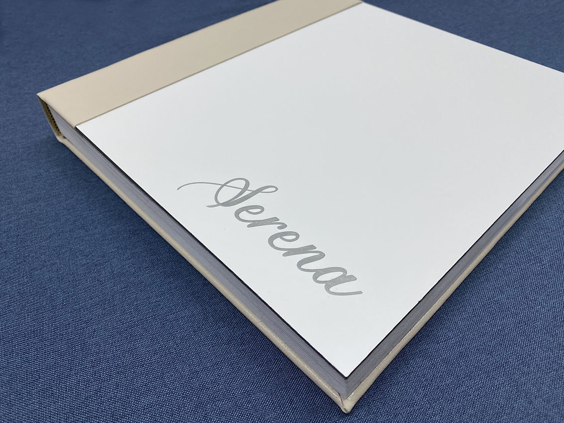 fotolibro personalizado metal grabado blanco