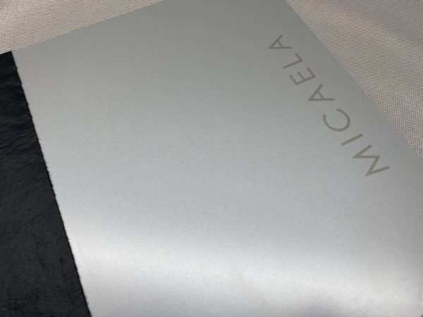fotolibro en metal gris grabado y eco cuero