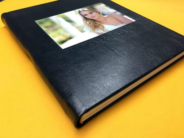 fotolibro en eco cuero con foto rectangular y grabado