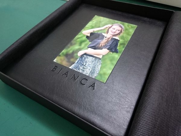 fotolibro en eco cuero con foto rectangular y grabado